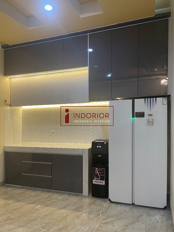 Hasil jadi kitchen set dengan backsplash LED